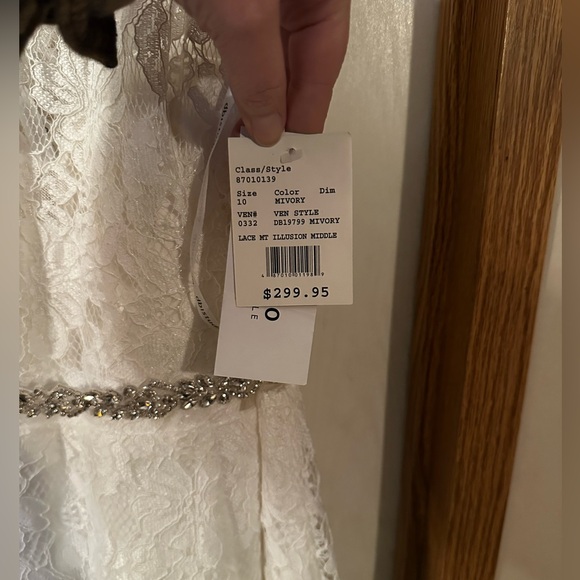 Elegant White Lace Dress - Picture 3 of 8